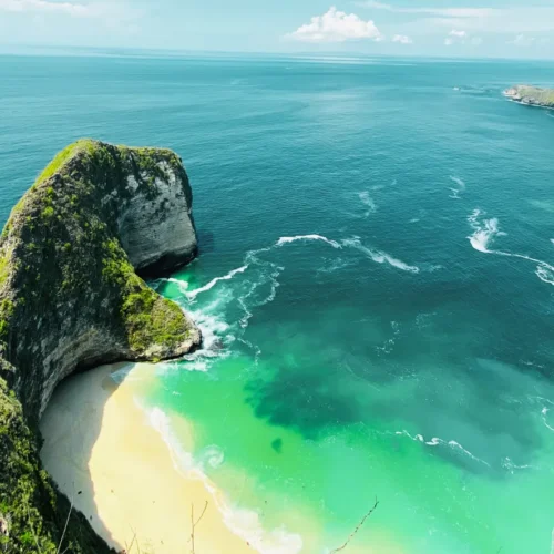Spectacular view of tropical beaches and ocean cliffs for the Bali tour package from Chennai.